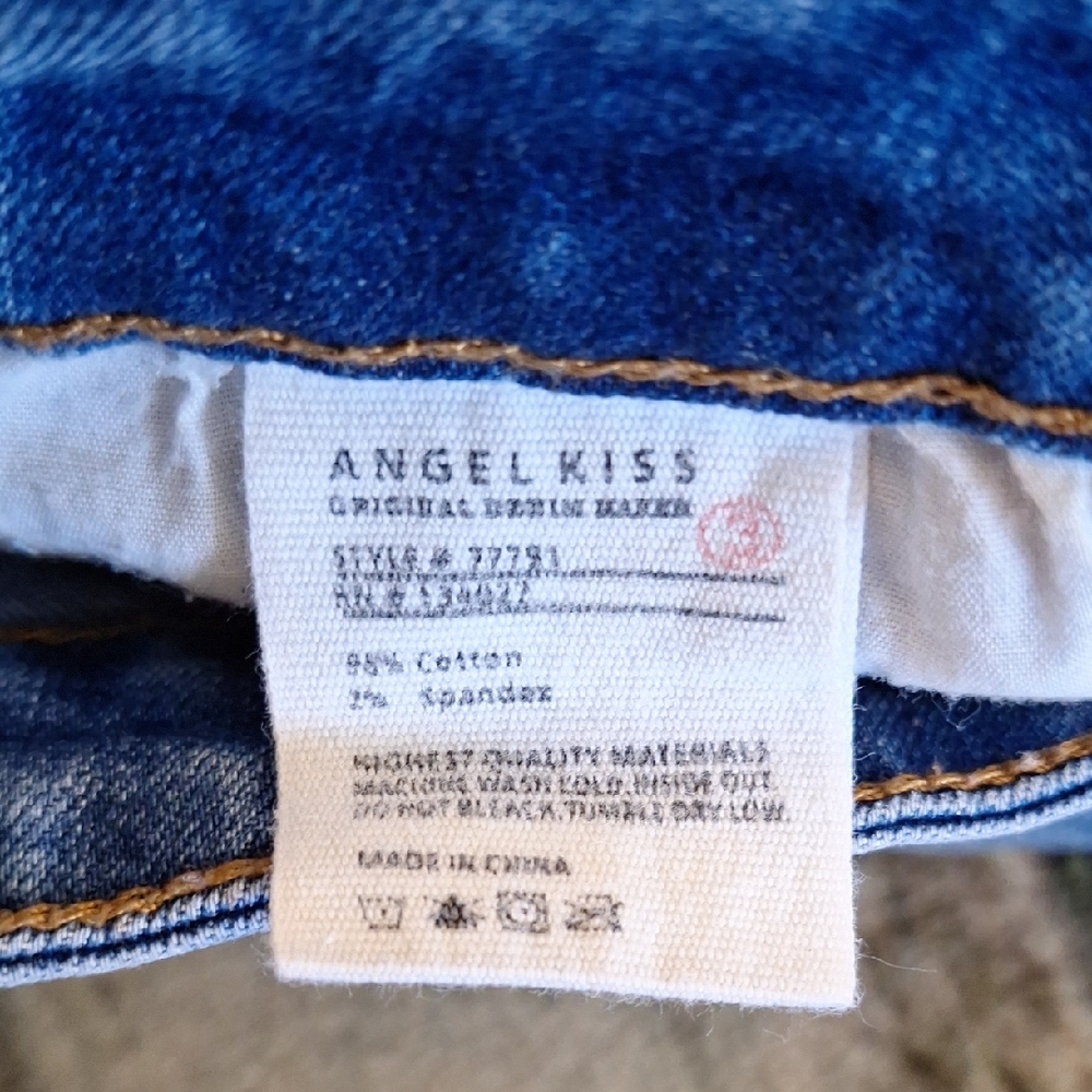 Angel Kiss Pearl-Studded Distressed Cropped Blue Jeans NWOT Size 3 - Picture 10 of 10
